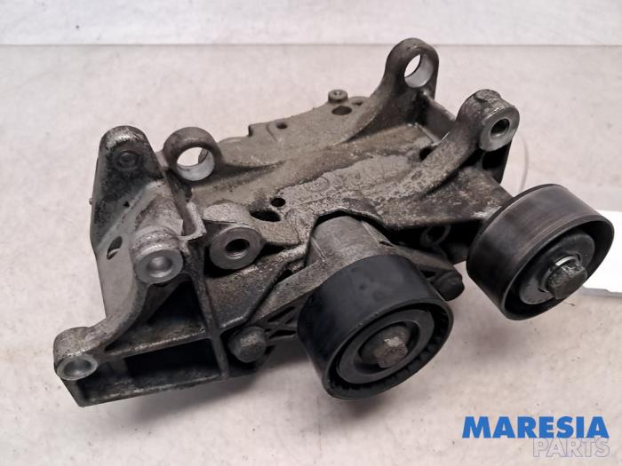 Usagé Support dynamo bas Peugeot 206 SW (2E/K) 1.6 16V Prix € 34,99 Règlement à la marge proposé par Maresia Parts