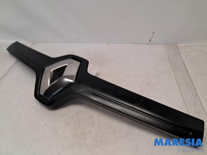 Używane Grill Renault Trafic (1FL/2FL/3FL/4FL) 1.6 dCi 95 Cena € 90,75 Z VAT oferowane przez Maresia Parts