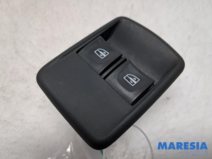 Usados Interruptor de ventanilla eléctrica Renault Trafic (1FL/2FL/3FL/4FL) 1.6 dCi 95 Precio € 36,30 IVA incluido ofrecido por Maresia Parts