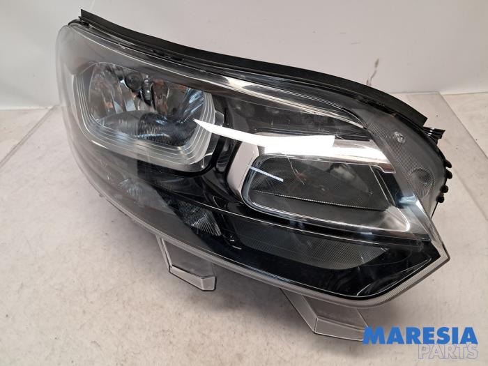 Używane Reflektor prawy Opel Vivaro 2.0 CDTI 122 Cena € 192,39 Z VAT oferowane przez Maresia Parts