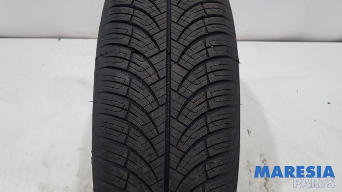 Używane Opona Citroen C3 (SC) 1.2 VTi 82 12V Cena € 30,00 Procedura marży oferowane przez Maresia Parts