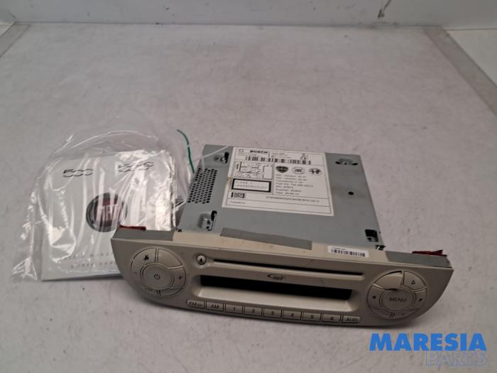 Używane Radioodtwarzacz CD Fiat 500 (312) 0.9 TwinAir 80 Cena € 124,99 Procedura marży oferowane przez Maresia Parts