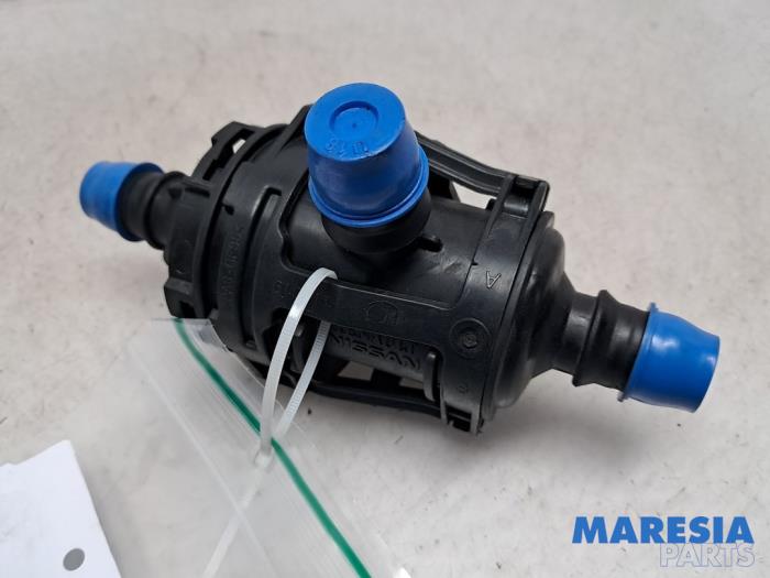 Begagnade Extra vattenpump Renault Trafic (1FL/2FL/3FL/4FL) 2.0 dCi 16V 145 Pris € 72,60 Inklusive moms erbjuds av Maresia Parts
