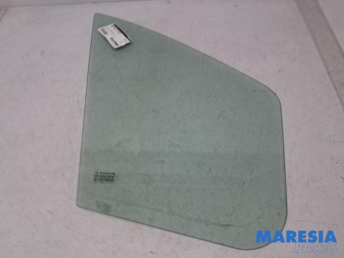 Usados Ventanilla triangular derecha delante Renault Trafic (1FL/2FL/3FL/4FL) 2.0 dCi 16V 145 Precio € 90,75 IVA incluido ofrecido por Maresia Parts