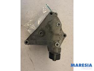 Usados Soporte (varios) Renault Kangoo (KC) 1.2 16V Precio € 25,00 Norma de margen ofrecido por Maresia Parts
