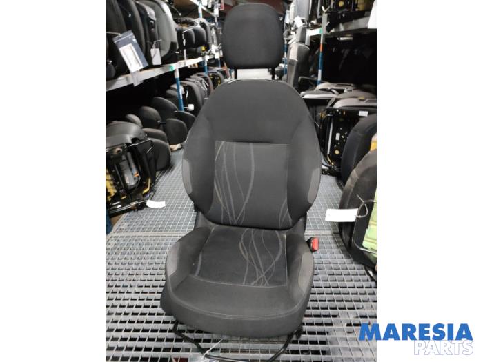 Używane Fotel prawy Peugeot 208 I (CA/CC/CK/CL) 1.0 Vti 12V PureTech Cena € 79,95 Procedura marży oferowane przez Maresia Parts
