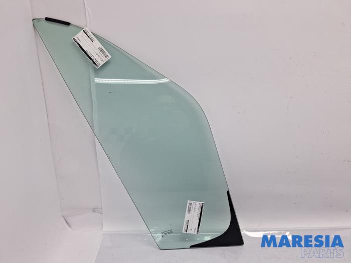 Usados Ventanilla triangular derecha delante Opel Movano 2.3 CDTi 16V RWD Precio € 121,00 IVA incluido ofrecido por Maresia Parts