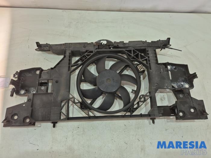 Begagnade Front Renault Megane III Grandtour (KZ) 1.2 16V TCE 115 Pris € 75,00 Marginaltabell erbjuds av Maresia Parts
