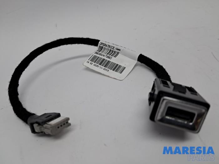 Używane Wtyczka USB Peugeot 308 SW (L4/L9/LC/LJ/LR) 1.6 BlueHDi 120 Cena € 17,50 Procedura marży oferowane przez Maresia Parts