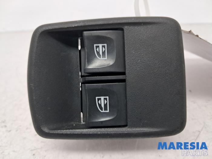 Usados Interruptor combinado de ventanillas Nissan NV 300 1.6 dCi 95 Precio € 24,19 IVA incluido ofrecido por Maresia Parts