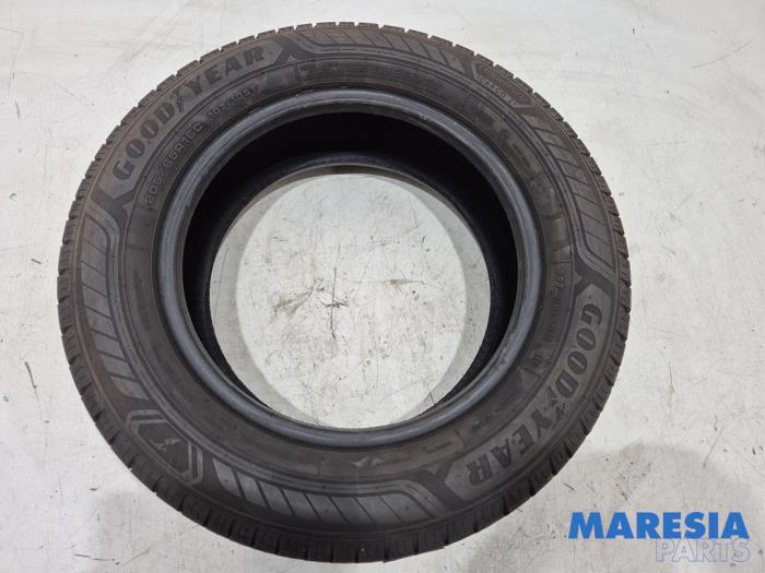 Używane Opona Nissan NV 300 1.6 dCi 95 Cena € 42,35 Z VAT oferowane przez Maresia Parts