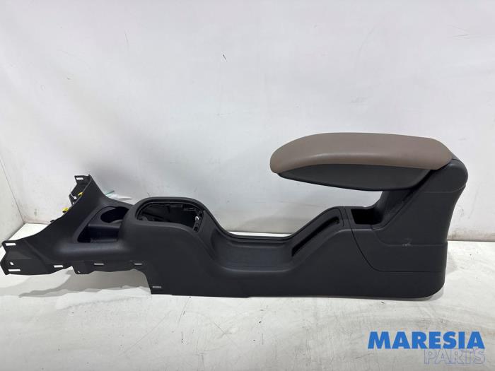 Begagnade Armstöd Citroen C4 Cactus (0B/0P) 1.2 PureTech 110 12V Pris € 150,00 Marginaltabell erbjuds av Maresia Parts