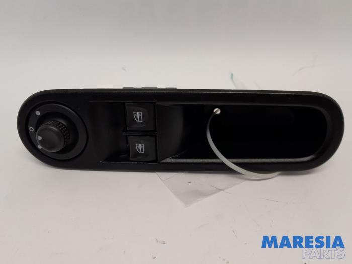 Używane Przelacznik combi okienny Renault Twingo III (AH) 1.0 SCe 70 12V Cena € 24,99 Procedura marży oferowane przez Maresia Parts