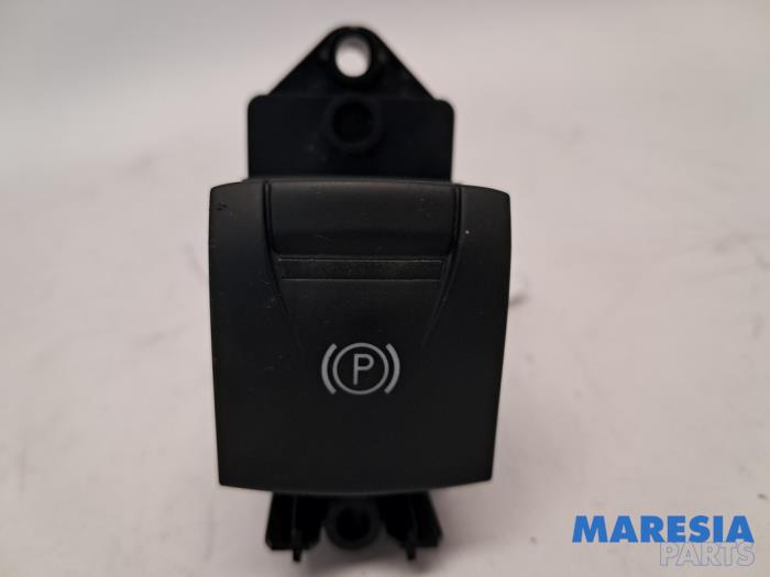 Używane Przelacznik hamulca postojowego Renault Megane III Grandtour (KZ) 1.2 16V TCE 115 Cena € 14,99 Procedura marży oferowane przez Maresia Parts
