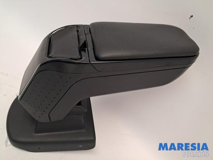 Begagnade Armstöd Opel Corsa F (UB/UH/UP) 1.2 Turbo 12V 130 Pris € 75,00 Marginaltabell erbjuds av Maresia Parts