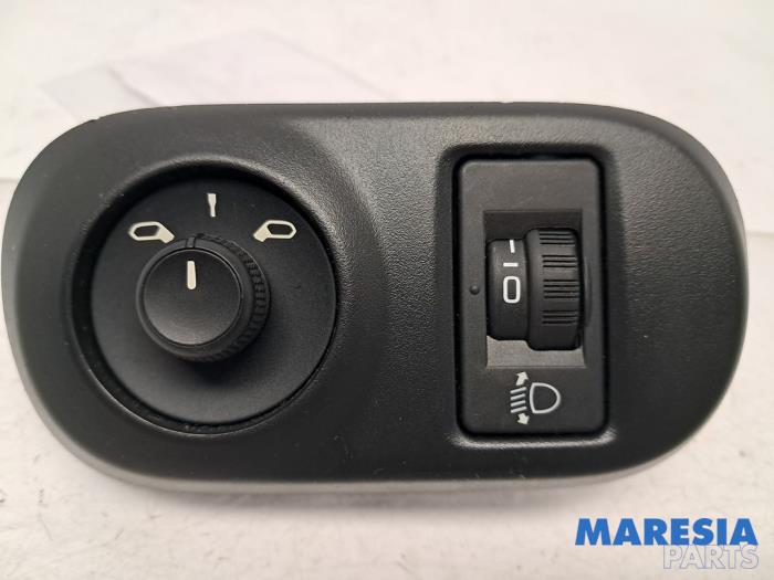 Używane Przelacznik lusterka Citroen C4 Cactus (0B/0P) 1.2 PureTech 110 12V Cena € 25,00 Procedura marży oferowane przez Maresia Parts