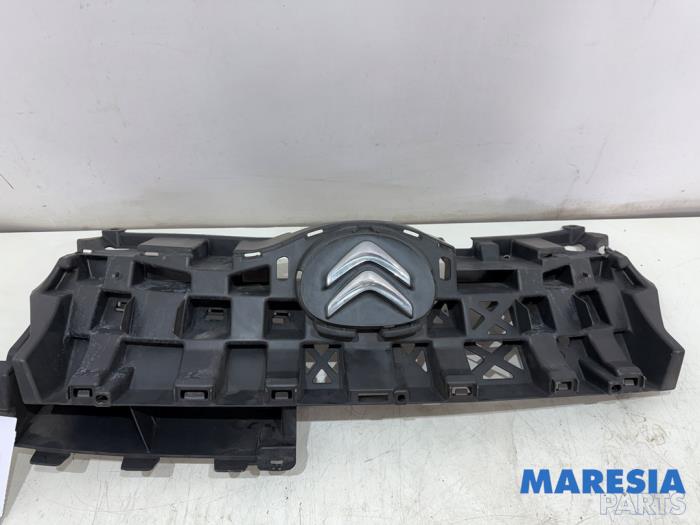 Używane Grill Citroen C1 1.0 12V Cena € 70,00 Procedura marży oferowane przez Maresia Parts