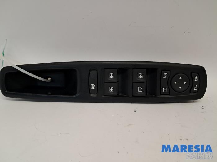 Usados Interruptor combinado de ventanillas Renault Megane III Grandtour (KZ) 1.2 16V TCE 115 Precio € 35,00 Norma de margen ofrecido por Maresia Parts