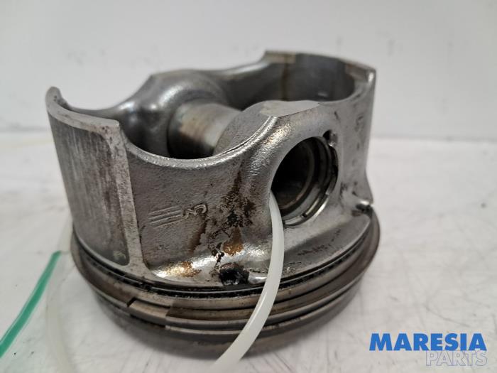 Usados Pistón Renault Grand Scénic III (JZ) 1.4 16V TCe 130 Precio € 65,00 Norma de margen ofrecido por Maresia Parts