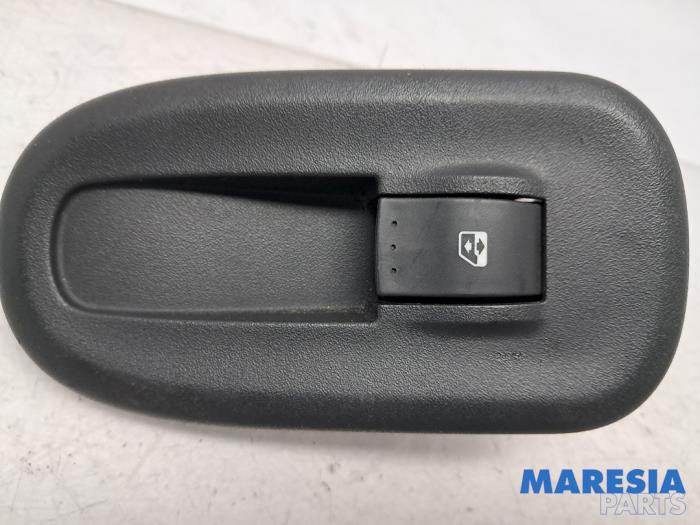 Usados Interruptor de ventanilla eléctrica Renault Master III (MA/MB/MC/MD/MH/MF/MG/MH) 2.3 dCi 16V Precio € 15,13 IVA incluido ofrecido por Maresia Parts