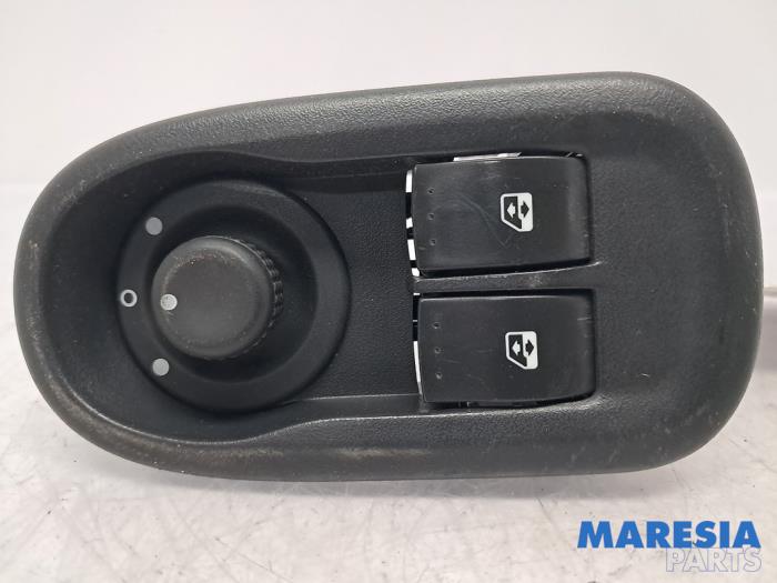 Usados Interruptor combinado de ventanillas Renault Master III (MA/MB/MC/MD/MH/MF/MG/MH) 2.3 dCi 16V Precio € 48,40 IVA incluido ofrecido por Maresia Parts