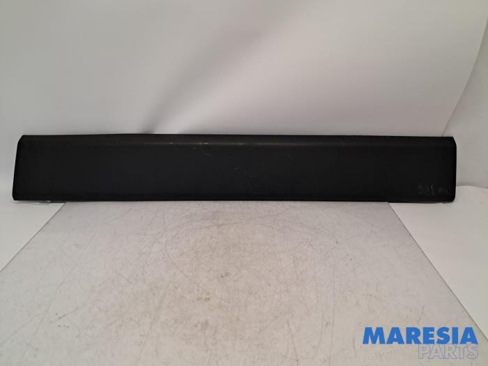 Begagnade Dekorstripe Renault Master III (MA/MB/MC/MD/MH/MF/MG/MH) 2.3 dCi 16V Pris € 90,75 Inklusive moms erbjuds av Maresia Parts