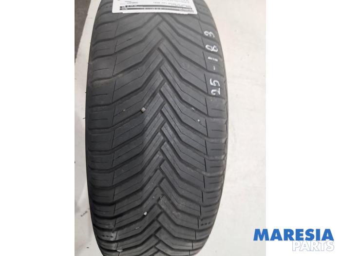 Begagnade Däck Citroen C4 Cactus (0B/0P) 1.2 PureTech 110 12V Pris € 30,00 Marginaltabell erbjuds av Maresia Parts