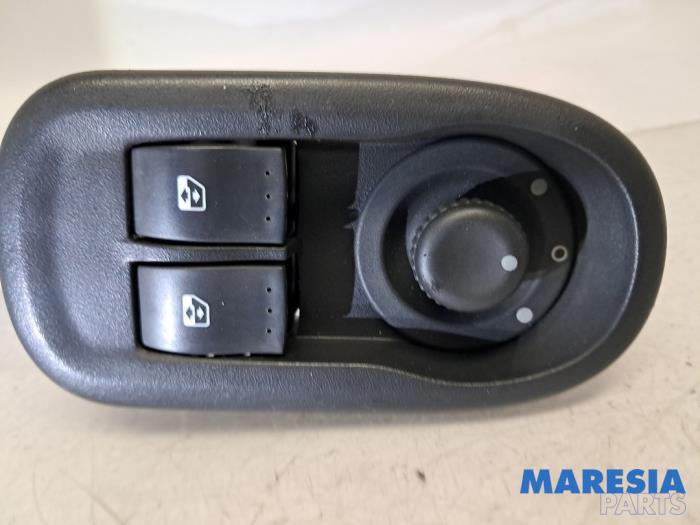 Usados Interruptor de retrovisor Renault Master III (FV) 2.3 dCi 170 16V FWD Precio € 30,24 IVA incluido ofrecido por Maresia Parts