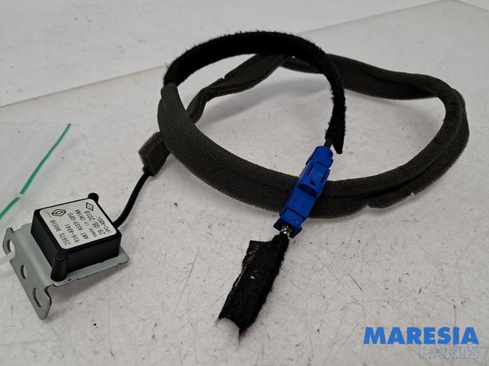 Używane Antena GPS Renault Master III (FV) 2.3 dCi 170 16V FWD Cena € 18,15 Z VAT oferowane przez Maresia Parts