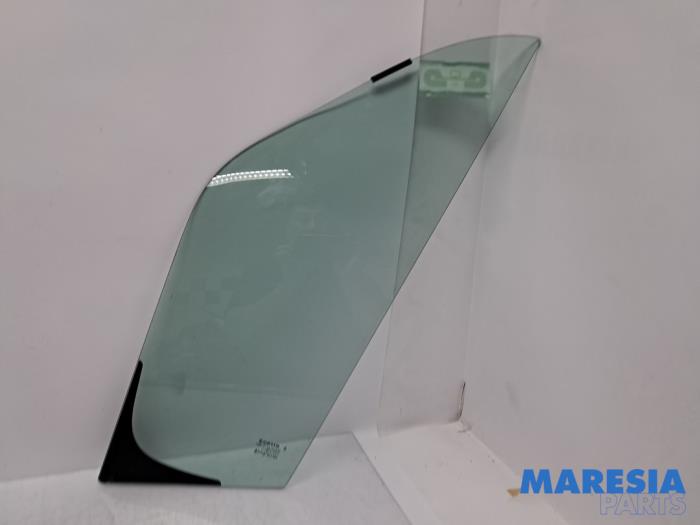 Usados Ventanilla triangular izquierda delante Renault Master III (FV) 2.3 dCi 170 16V FWD Precio € 121,00 IVA incluido ofrecido por Maresia Parts
