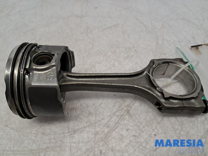 Usagé Bielle Alfa Romeo Giulietta (940) 1.4 TB 16V MultiAir Prix € 45,00 Règlement à la marge proposé par Maresia Parts