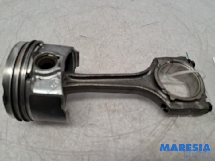 Usagé Bielle Alfa Romeo Giulietta (940) 1.4 TB 16V MultiAir Prix € 45,00 Règlement à la marge proposé par Maresia Parts