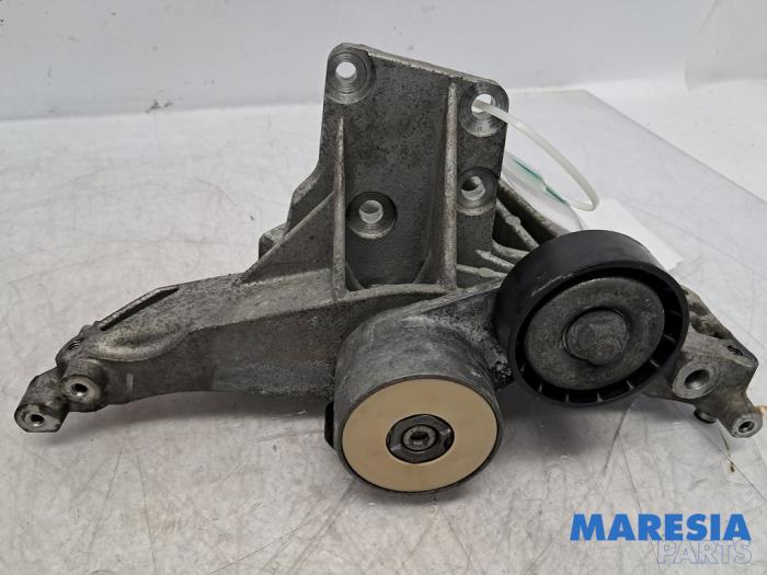 Usagé Support dynamo haut Alfa Romeo Giulietta (940) 1.4 TB 16V MultiAir Prix € 49,95 Règlement à la marge proposé par Maresia Parts