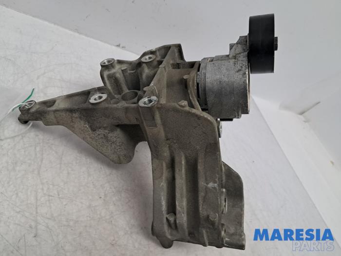 Usagé Support dynamo haut Alfa Romeo 159 Sportwagon (939BX) 1.8 TBi 16V Prix € 34,99 Règlement à la marge proposé par Maresia Parts