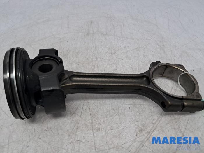 Używane Korbowód Renault Master III (MA/MB/MC/MD/MH/MF/MG/MH) 2.3 dCi 135 16V FWD Cena € 151,25 Z VAT oferowane przez Maresia Parts