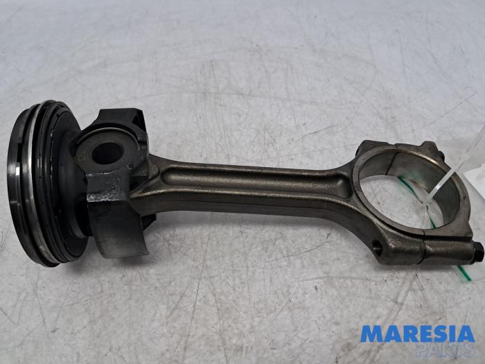 Używane Korbowód Renault Master III (MA/MB/MC/MD/MH/MF/MG/MH) 2.3 dCi 135 16V FWD Cena € 151,25 Z VAT oferowane przez Maresia Parts