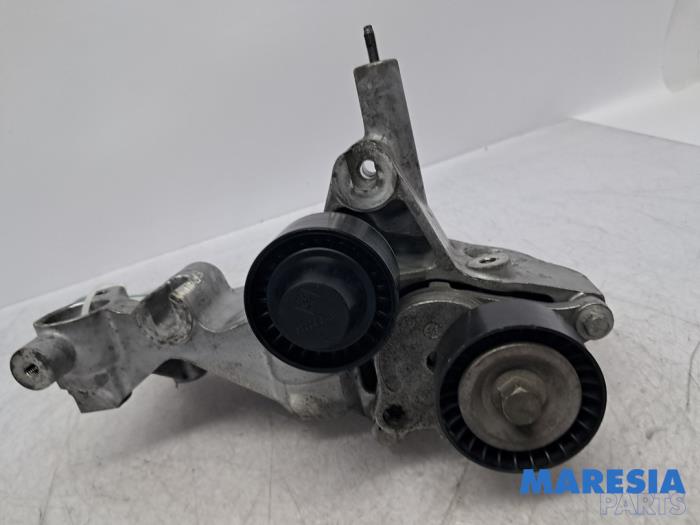 Usagé Support dynamo haut Renault Master III (MA/MB/MC/MD/MH/MF/MG/MH) 2.3 dCi 135 16V FWD Prix € 54,45 Prix TTC proposé par Maresia Parts