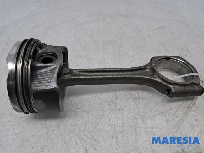 Usagé Bielle Peugeot 5008 II (M4/MC/MJ/MR) 1.2 12V e-THP PureTech 130 Prix € 49,99 Règlement à la marge proposé par Maresia Parts