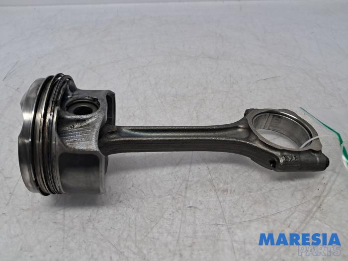 Usagé Bielle Peugeot 5008 II (M4/MC/MJ/MR) 1.2 12V e-THP PureTech 130 Prix € 49,99 Règlement à la marge proposé par Maresia Parts