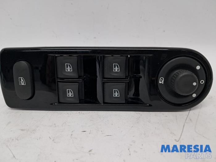 Używane Przelacznik combi okienny Renault Clio IV (5R) 0.9 Energy TCE 90 12V Cena € 34,99 Procedura marży oferowane przez Maresia Parts