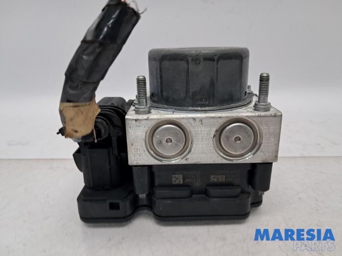 Begagnade ABS-pump Renault Clio IV (5R) 0.9 Energy TCE 90 12V Pris € 35,00 Marginaltabell erbjuds av Maresia Parts