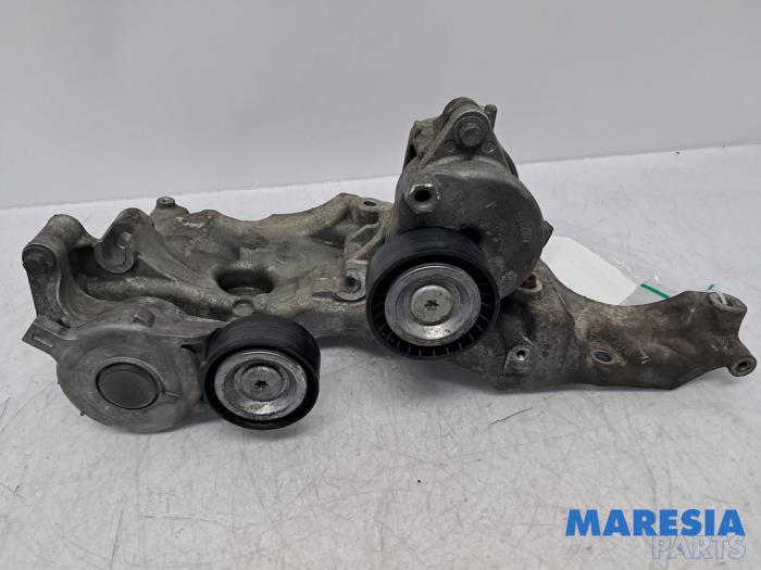 Usagé Support dynamo haut Citroen Jumpy 2.0 Blue HDI 180 Prix € 108,89 Prix TTC proposé par Maresia Parts