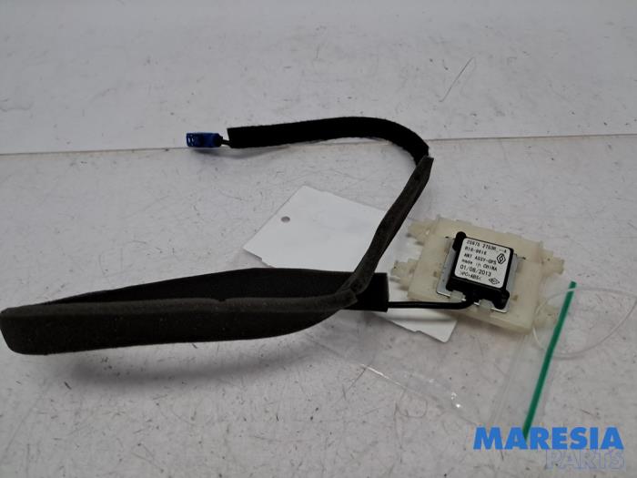 Używane Antena GPS Renault Clio IV (5R) 0.9 Energy TCE 90 12V Cena € 19,90 Procedura marży oferowane przez Maresia Parts