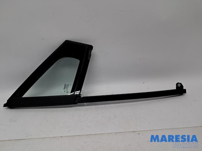 Usados Ventanilla triangular derecha delante Renault Clio IV (5R) 0.9 Energy TCE 90 12V Precio € 40,00 Norma de margen ofrecido por Maresia Parts