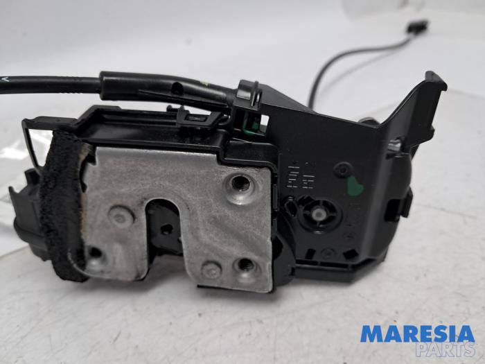 Begagnade Dörrlåsmekanism, 2-dörrars, höger Renault Trafic (1FL/2FL/3FL/4FL) 1.6 dCi 125 Twin Turbo Pris € 73,21 Inklusive moms erbjuds av Maresia Parts