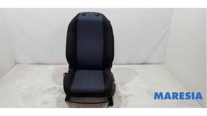 Używane Fotel lewy Peugeot 208 II (UB/UH/UP) 1.2 Vti 12V 82 Cena € 150,00 Procedura marży oferowane przez Maresia Parts