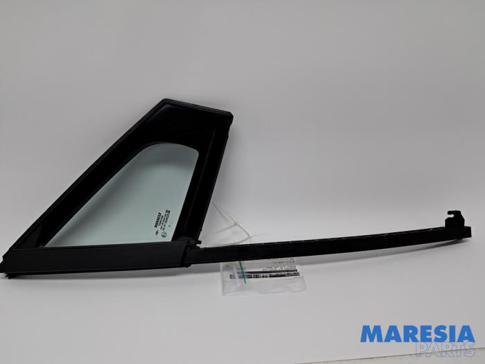 Usados Ventanilla triangular derecha delante Renault Clio IV Estate/Grandtour (7R) 0.9 Energy TCE 90 12V Precio € 40,00 Norma de margen ofrecido por Maresia Parts