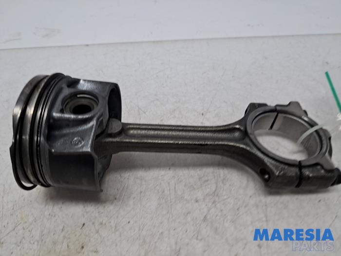 Usados Pistón Renault Clio IV Estate/Grandtour (7R) 1.2 TCE 16V EDC Precio € 75,00 Norma de margen ofrecido por Maresia Parts