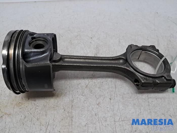 Usados Pistón Renault Clio IV Estate/Grandtour (7R) 1.2 TCE 16V EDC Precio € 75,00 Norma de margen ofrecido por Maresia Parts