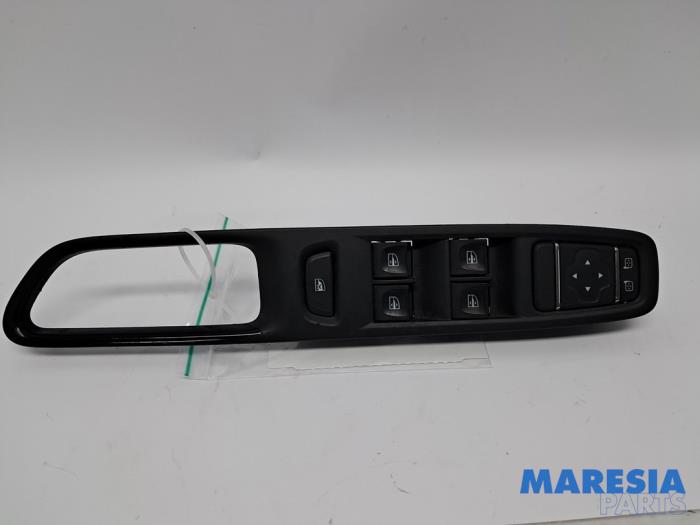 Usados Interruptor combinado de ventanillas Renault Clio IV Estate/Grandtour (7R) 0.9 Energy TCE 90 12V Precio € 34,99 Norma de margen ofrecido por Maresia Parts